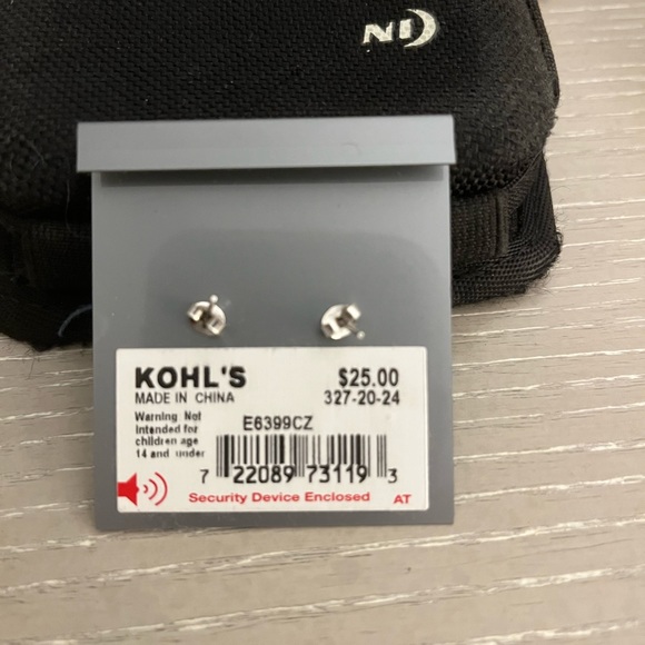 Cubic Zirconia & Sterling Silver stud earrings - Picture 2 of 3